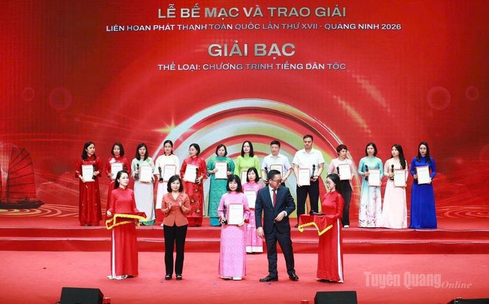 Tác giả Ma Thị Lắm, đại diện Nhóm tác giả nhận giải Bạc thể loại Chương trình tiếng dân tộc tại Liên hoan Phát thanh toàn quốc lần thứ XVII - Quảng Ninh 2026 với chủ đề “Phát thanh vì Việt Nam hùng cường, thịnh vượng”.