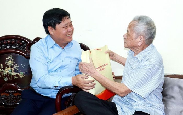 Giám đốc Báo và phát thanh truyền hình Tuyên Quang Mai Đức Thông thăm, tặng quà nhà báo lão thành Chu Thái Tinh.