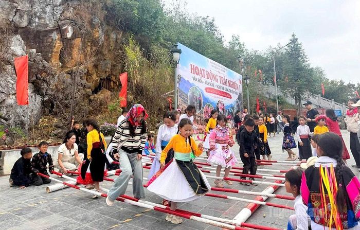 Du khách trải nghiệm không gian văn hóa dưới chân Cột cờ Quốc gia Lũng Cú.