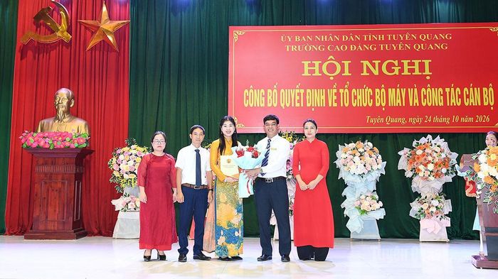 Đồng chí Đỗ Xuân Trường, Bí thư Đảng ủy, Hiệu trưởng Trường Cao đẳng Tuyên Quang trao Quyết định thành lập Khoa Văn hóa phổ thông.