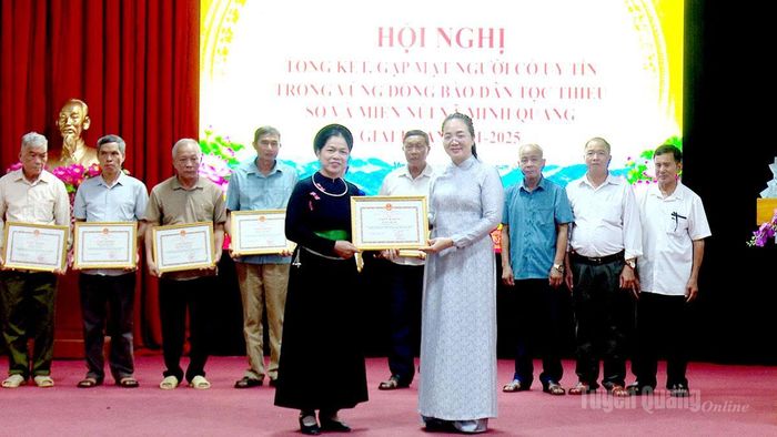 Chủ tịch UBND xã Minh Quang tặng giấy khen 22 người có uy tín có thành tích trong công tác tuyên truyền, vận động Nhân dân.