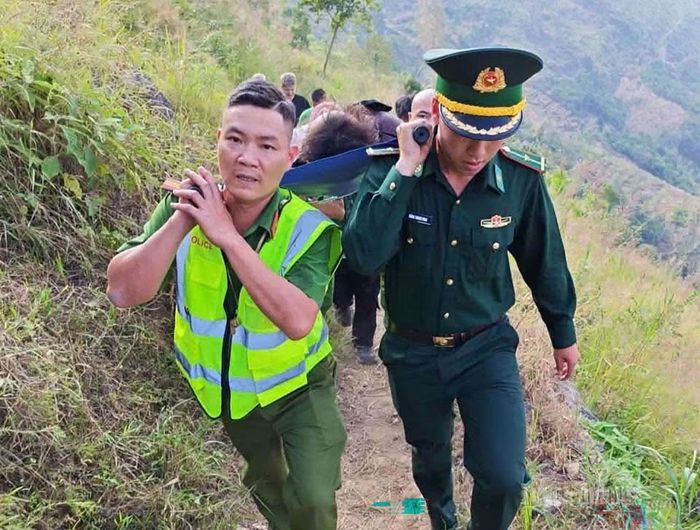 Lực lượng chức năng kịp thời đưa nạn nhân đến Trạm Y tế xã sơ cứu.