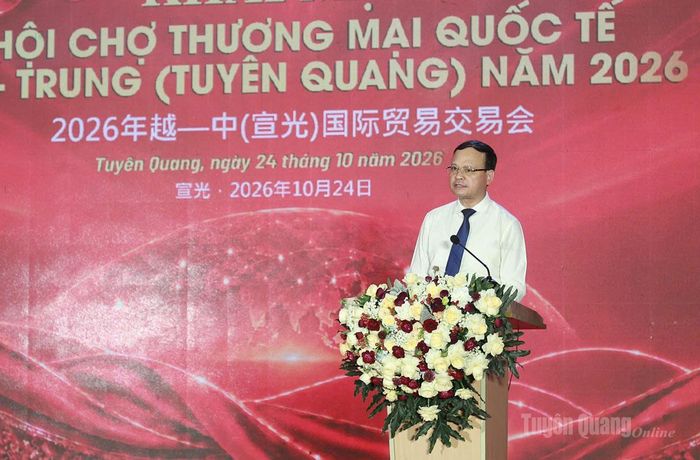 Phó Chủ tịch Thường trực UBND tỉnh Nguyễn Mạnh Tuấn khai mạc Hội chợ.