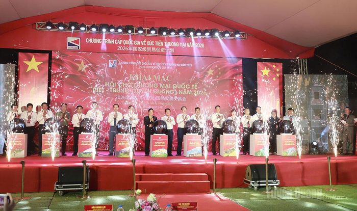 Bí thư Tỉnh ủy Hầu A Lềnh cùng các đại biểu bấm nút Khai mạc Hội chợ.