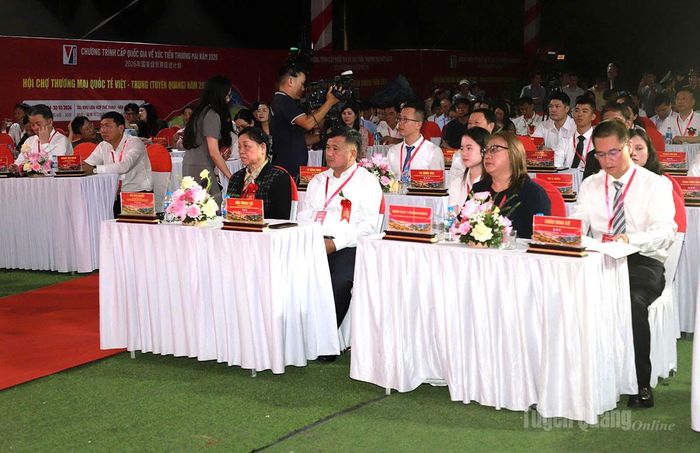 Các đại biểu tham dự Lễ khai mạc.