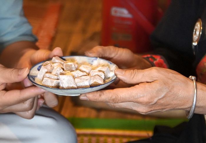 Từ chén trà nóng đến đĩa trà lam giản dị, sự hiếu khách được gửi gắm qua những điều bình dị thường ngày.