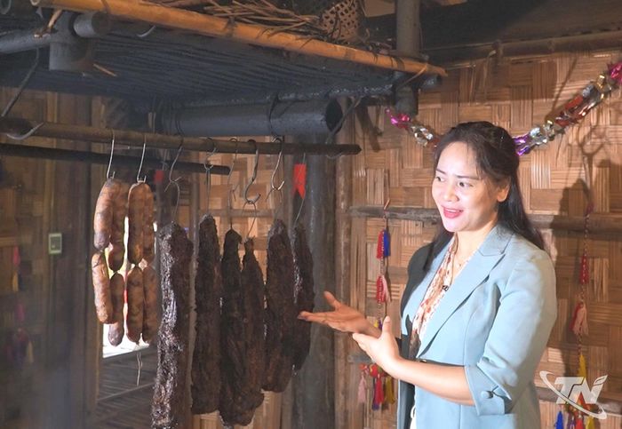 Gian bếp lửa không chỉ giữ hơi ấm mà còn lưu giữ cách chế biến, bảo quản thực phẩm theo nếp xưa.