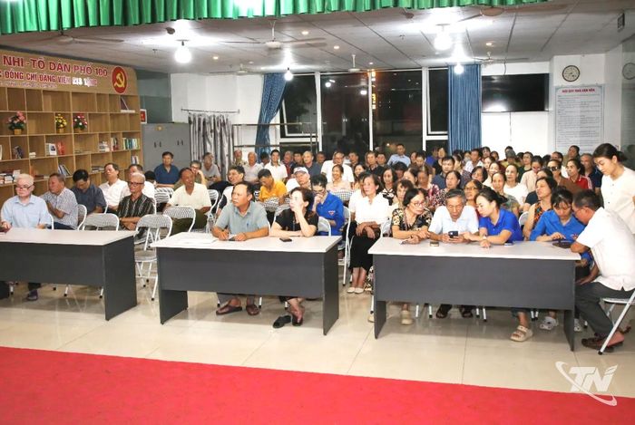Buổi sinh hoạt định kỳ tháng 10 của Chi bộ tổ dân phố 30, phường Phan Đình Phùng, nơi có số lượng đảng viên đông nhất trong các chi bộ khu dân cư của tỉnh.