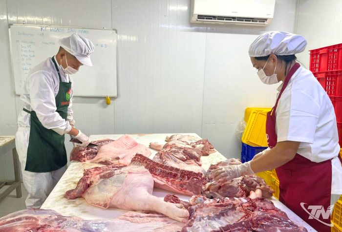Hoạt động giết mổ động vật theo đúng quy định tại Cơ sở giết mổ gia súc, gia cầm của ông Nguyễn Sỹ Nam tại phường Phổ Yên