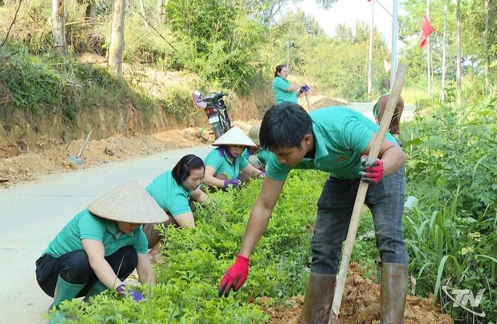 Người dân thôn Bản Chang, xã Ngân Sơn chung tay giữ gìn cảnh quan xanh - sạch - đẹp đoạn đường vào thôn.