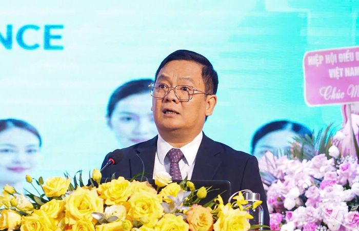 Tiến sĩ, bác sĩ Vương Ánh Dương - Phó Cục trưởng, Cục Quản lý Khám, chữa bệnh (Bộ Y tế) phát biểu tại Hội nghị. 