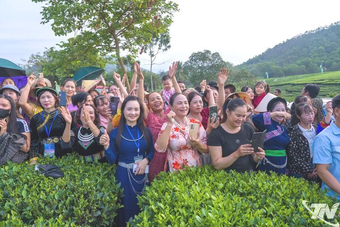 Người dân hào hứng tham gia chương trình.