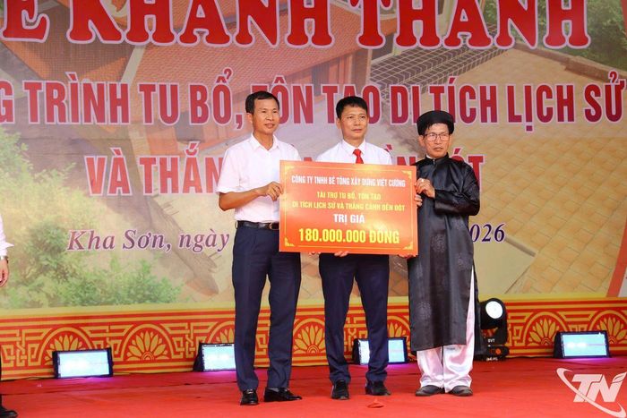 Các nhà tài trợ trao kinh phí ủng hộ thực hiện công trình tu bổ, tôn tạo Đền Đót.