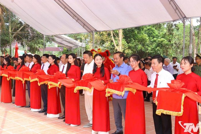 Các đại biểu cắt băng khánh thành công trình tu bổ, tôn tạo Đền Đót.