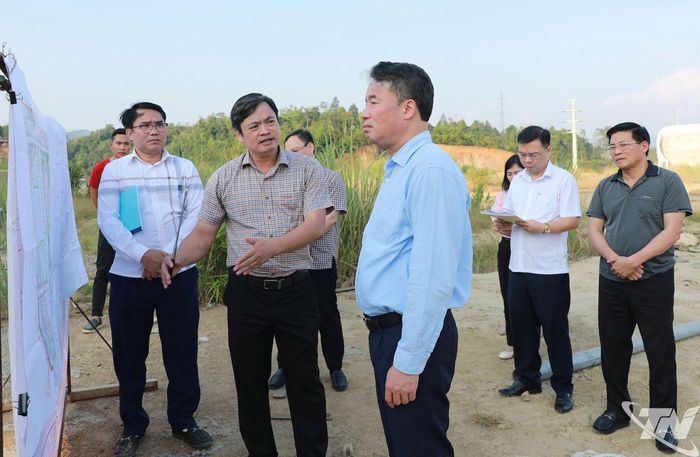 Đại diện chủ đầu tư báo cáo tiến độ thi công Dự án.