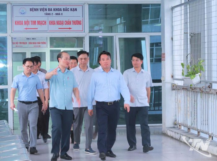 Đồng chí Chủ tịch UBND tỉnh Nguyễn Thế Mạnh kiểm tra cơ sở vật chất của Bệnh viện Đa khoa Bắc Kạn.