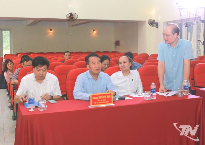 Đại diện lãnh đạo Sở Y tế báo cáo công tác chuẩn bị triển khai Đề án thực hiện Bảo hiểm y tế toàn dân.