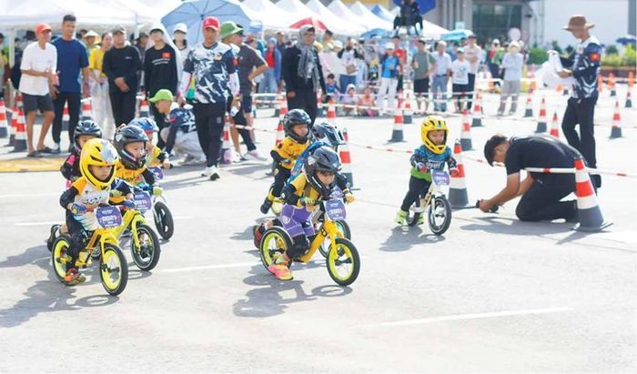 Nhiều gia đình từ các tỉnh, thành đã đưa con đến tham gia giải đua xe thăng bằng Hue Sports Festival 2026. Ảnh: Khánh Chu 