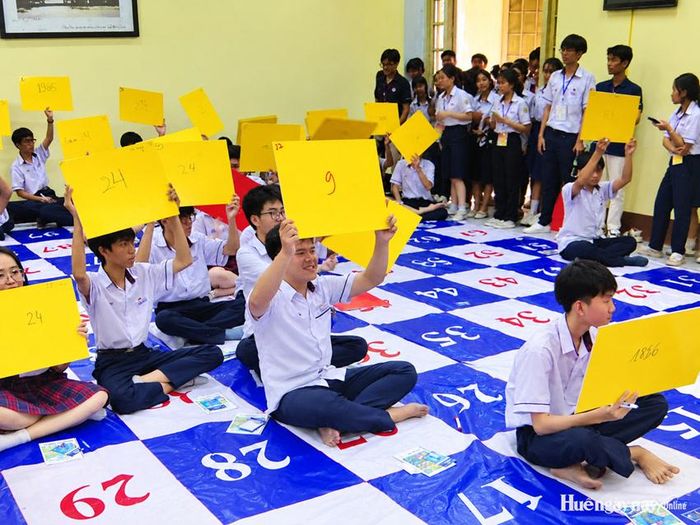 Cuộc thi Rung chuông vàng với chủ đề “Dấu ấn 130 năm Quốc Học - Huế”.