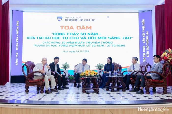 Các đại biểu trao đổi tại buổi tọa đàm.