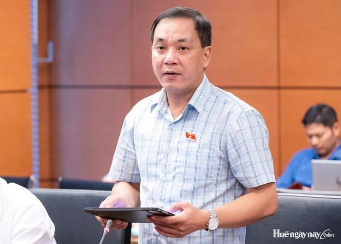 Đại biểu Nguyễn Tiến Hùng, Viện trưởng viện Kiểm sát nhân dân TP. Huế đề nghị bổ sung các quy định về kinh tế di sản vào dự án Luật Phát triển công nghiệp văn hóa. Ảnh: Đoàn ĐBQH thành phố cung cấp 