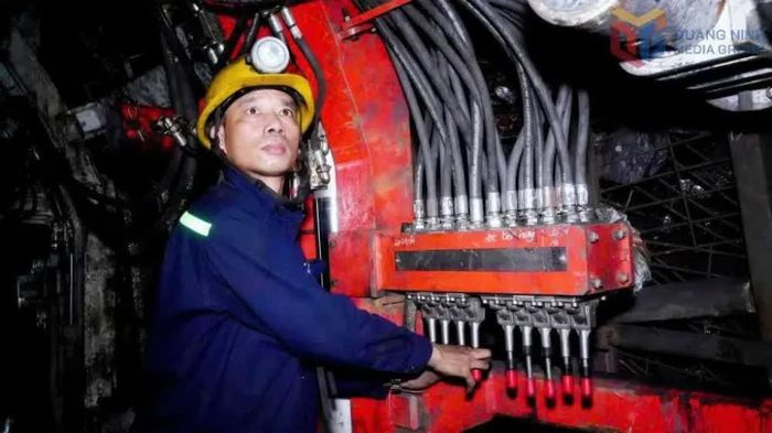 Thợ lò Than Vàng Danh làm chủ công nghệ sản xuất hiện đại giúp nâng cao năng suất lao động, cải thiện điều kiện làm việc, nâng cao mức độ an toàn. Ảnh: Phạm Cường