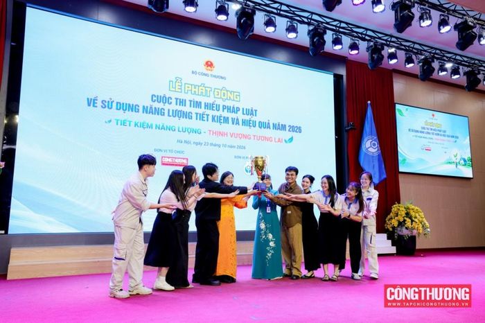 Ban Tổ chức trao Cúp lưu niệm Quán quân mùa thi đầu tiên cho đội thi Trường Đại học Kinh tế - Kỹ thuật Công nghiệp