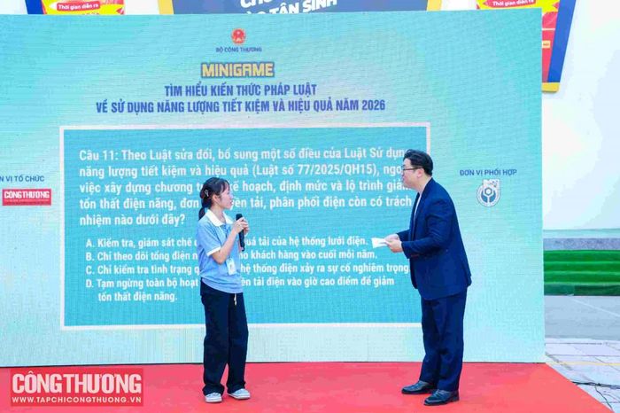 Các sinh viên UNETI hào hứng tham gia trả lời câu hỏi minigame, tìm hiểu kiến thức pháp luật về sử dụng năng lượng tiết kiệm và hiệu quả.