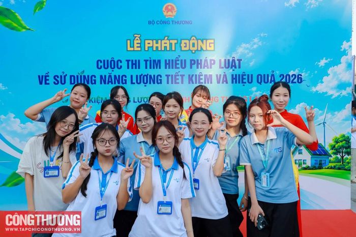 Các hoạt động minigame và photobooth thu hút đông đảo sinh viên UNETI hào hứng tham gia.
