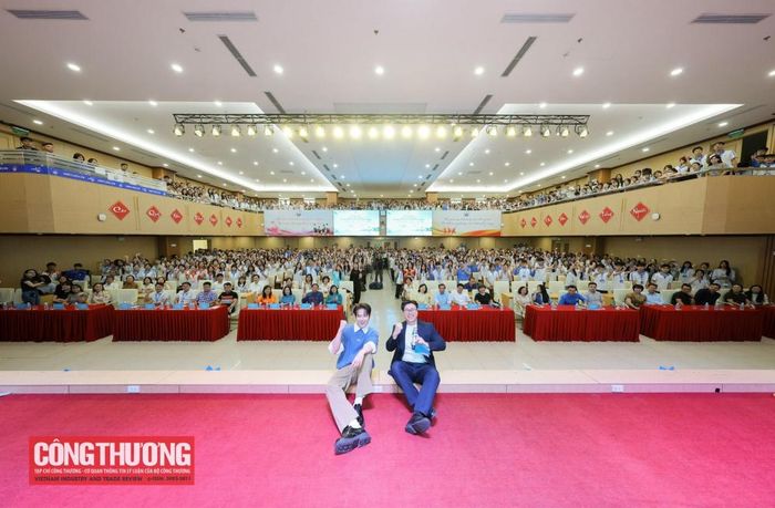 Khoảng 1.500 sinh viên Trường Đại học Kinh tế - Kỹ thuật Công nghiệp (UNETI) hào hứng tham gia, hưởng ứng tại Lễ phát động Cuộc thi “Tìm hiểu pháp luật về sử dụng năng lượng tiết kiệm và hiệu quả” năm 2026.