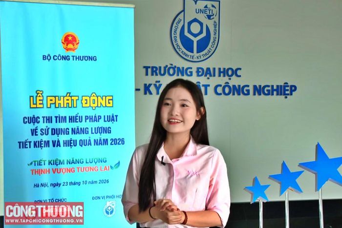 Trần Hồng Minh, sinh viên lớp Đại học Kế toán 17A1 Chất lượng, Trường Đại học Kinh tế - Kỹ thuật Công nghiệp (UNETI), bồi hồi, xúc động khi nhắc lại tiểu phẩm “Ký bút đổi tương lai” từng góp phần đưa đội thi giành giải Nhất năm 2025.
