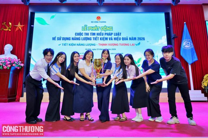Đội quán quân Trường Đại học Kinh tế - Kỹ thuật Công nghiệp (UNETI) nâng chiếc cúp vô địch mùa giải 2025.