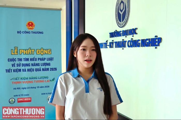 Đinh Thị Thu Hường, sinh viên Trường Đại học Kinh tế - Kỹ thuật Công nghiệp (UNETI), thành viên đội quán quân năm 2025, chia sẻ cảm xúc khi trở lại Lễ phát động Cuộc thi “Tìm hiểu pháp luật về sử dụng năng lượng tiết kiệm và hiệu quả” năm 2026.