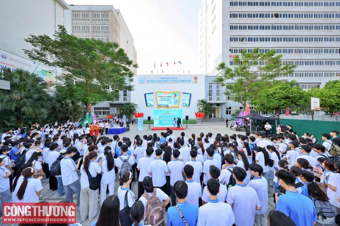 Đông đảo sinh viên Trường Đại học Kinh tế - Kỹ thuật Công nghiệp (UNETI) hào hứng hưởng ứng thông điệp “Tiết kiệm năng lượng - Thịnh vượng tương lai” tại Lễ phát động Cuộc thi “Tìm hiểu pháp luật về sử dụng năng lượng tiết kiệm và hiệu quả” năm 2026.