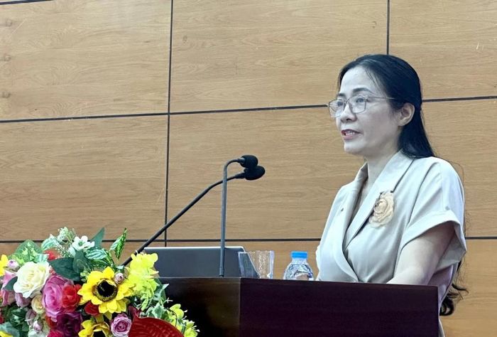 Bà Phạm Thị Thanh, Phó Trưởng phòng Pháp chế và Kiểm tra, Cục Địa chất và Khoáng sản Việt Nam trình bày tham luận chuyên đề tại hội nghị. Ảnh: Bích Hợp/NNMT