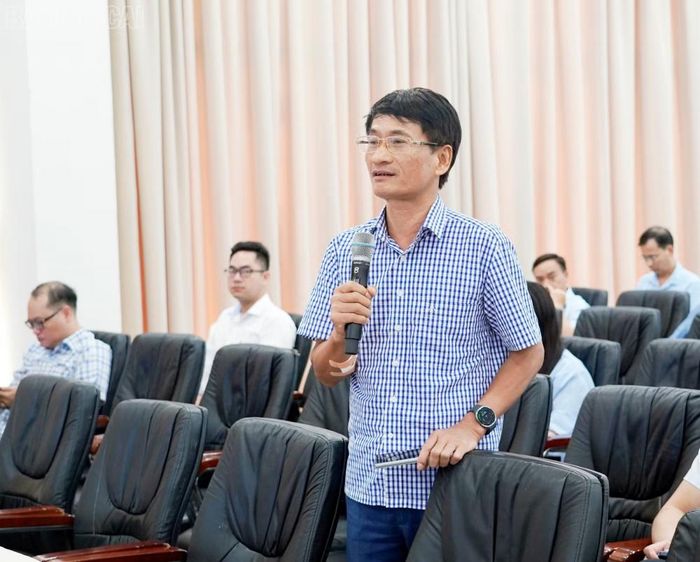 Đại diện Công ty TNHH Anh Nhẫn Lào Cai phát biểu thảo luận tại hội nghị. Ảnh: Báo Lào Cai