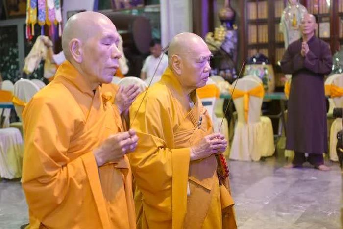 Trưởng lão Hòa thượng Thích Thiện Pháp dâng hương tưởng niệm Hòa thượng Thích Đạo Thanh