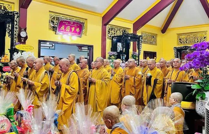 Chư tôn giáo phẩm dâng hương tưởng niệm