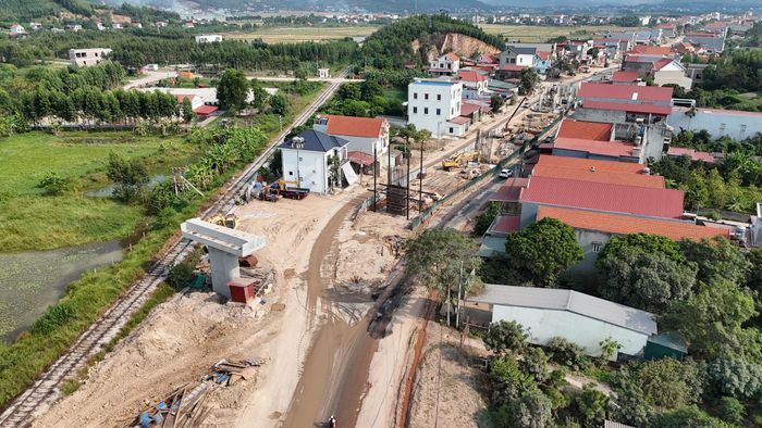Hiện nhà thầu, chủ đầu tư đang tích cực phối hợp cùng chính quyền địa phương đẩy nhanh tiến độ giải phóng mặt bằng, lập phương án đưa lực lượng chức năng bảo vệ thi công, đẩy nhanh tiến độ hoàn thành dự án trước ngày 31/12 năm nay.