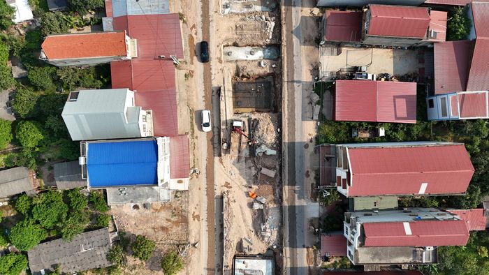 Tuy nhiên, dự án đang gặp một số khó khăn như cầu vượt đường sắt thi công trên tuyến quốc lộ 37 độc đạo, mặt bằng thi công nhỏ, hẹp khiến việc tập kết máy móc, thiết bị hạn chế, việc bàn giao mặt bằng chậm, giá vật liệu tăng cao.