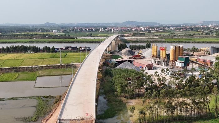 Dự án xây dựng cầu Cẩm Lý được khởi công từ đầu năm 2025, mục tiêu để khai thác riêng cho giao thông đường bộ, quy mô 2 làn xe, bề rộng 12m, tổng mức đầu tư khoảng 800 tỷ đồng, sử dụng nguồn tăng thu ngân sách Trung ương năm 2022.