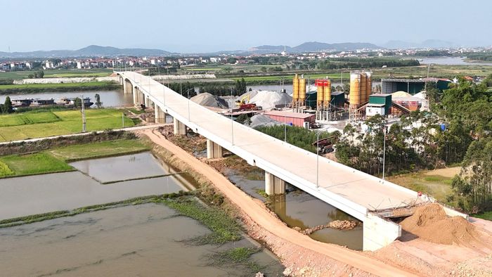 Cầu Cẩm Lý nằm trên quốc lộ 37, đi qua địa bàn các xã Cẩm Lý và Bắc Lũng, tỉnh Bắc Ninh. Cầu Cẩm Lý cũ được xây dựng từ năm 1979 với chiều dài 272m, 4 nhịp dàn thép, phục vụ chung cả đường bộ và đường sắt.