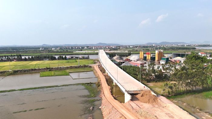 Do vậy, việc xây dựng, hoàn thành cầu Cẩm Lý mới giúp tách đường bộ khỏi đường sắt, góp phần bảo đảm an toàn giao thông trên tuyến đường nối Bắc Ninh với TP Hải Phòng và Quảng Ninh.