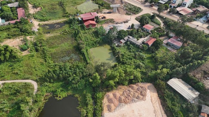 Ngoài ra, đến nay toàn dự án vẫn còn 10 hộ chưa bàn giao mặt bằng, còn đường dây điện, cáp viễn thông trên quốc lộ 37 chưa di chuyển. Trong đó vẫn còn thửa đất và nằm ngay giữa tuyến, gây khó khăn cho việc thi công hoàn thành dự án.