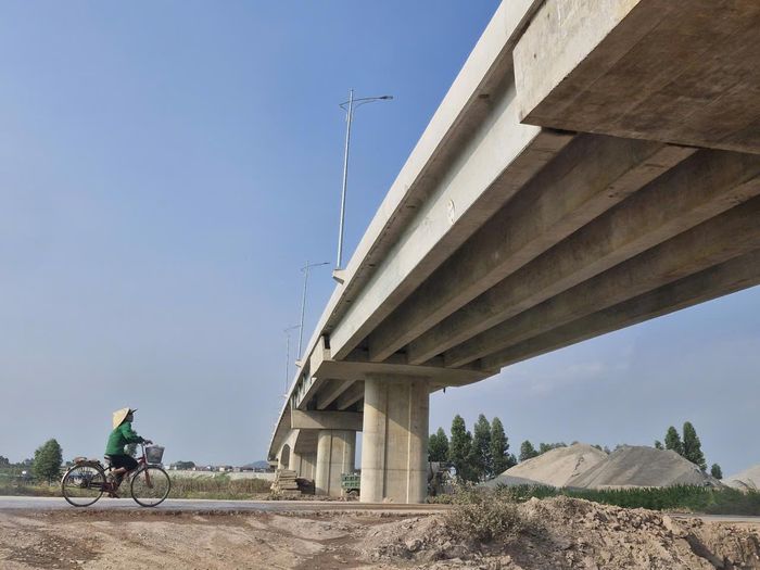 Theo thời gian, cầu Cẩm Lý có nhiều dấu hiệu xuống cấp, các thanh tà vẹt trên cầu đã bị hoen gỉ, ốc vít rung lắc, ảnh hưởng nghiêm trọng kết cấu của cầu và tiềm ẩn nhiều nguy cơ tai nạn cho người tham gia giao thông.