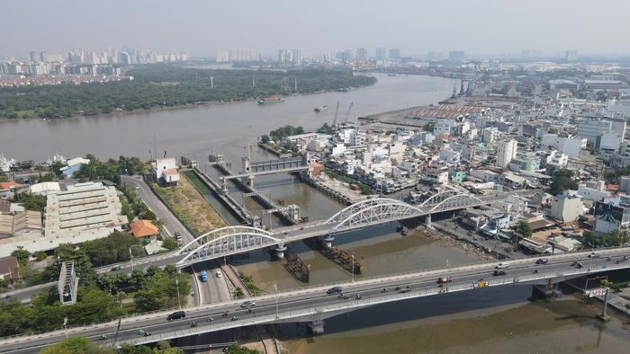 Cụm cầu Tân Thuận giữ vai trò kết nối giao thông giữa khu vực trung tâm TP.HCM với khu Nam thành phố.