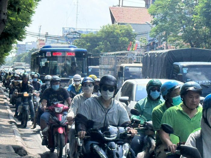 Việc đầu tư hai cầu Tân Thuận hướng đến giảm áp lực giao thông trên trục Nguyễn Tất Thành và các tuyến đường liên quan.