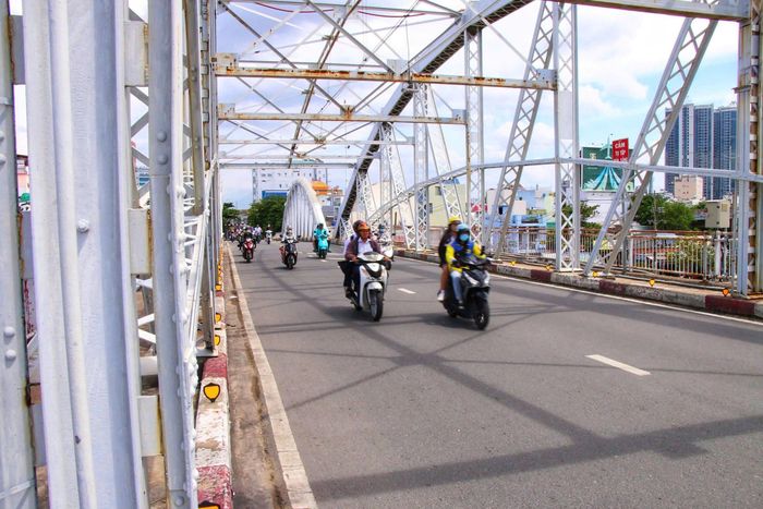 Cầu Tân Thuận 1 hiện hữu đã xuống cấp, quá niên hạn sử dụng, cần được thay thế theo định hướng quy hoạch.
