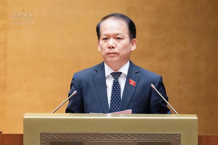 Bộ trưởng Bộ Tư pháp Hoàng Thanh Tùng trình bày tờ trình tóm tắt dự án Luật sửa đổi, bổ sung một số điều của Luật Bảo vệ môi trường. Ảnh: Media Quốc hội.
