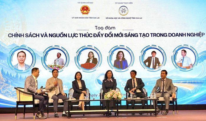 Các chuyên gia trao đổi tại phiên tọa đàm Chính sách và nguồn lực thúc đẩy đổi mới sáng tạo.